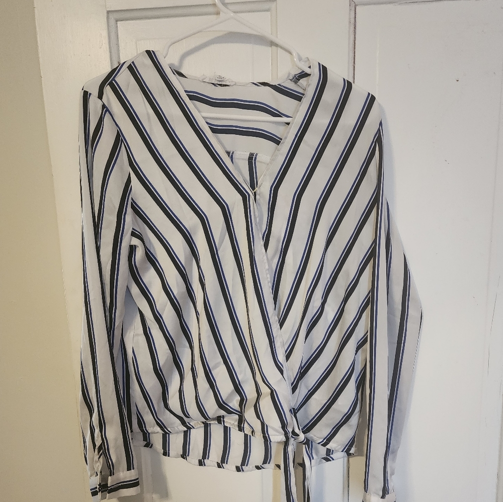 Blouse with line pattern and front tie